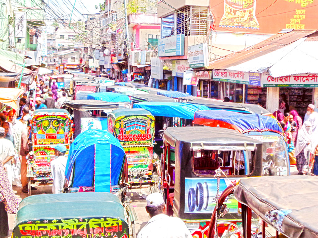 ঝালকাঠিতে অটোরিকশা ও ভ্রাম্যমাণ বাজার, সড়কে চলা দায়