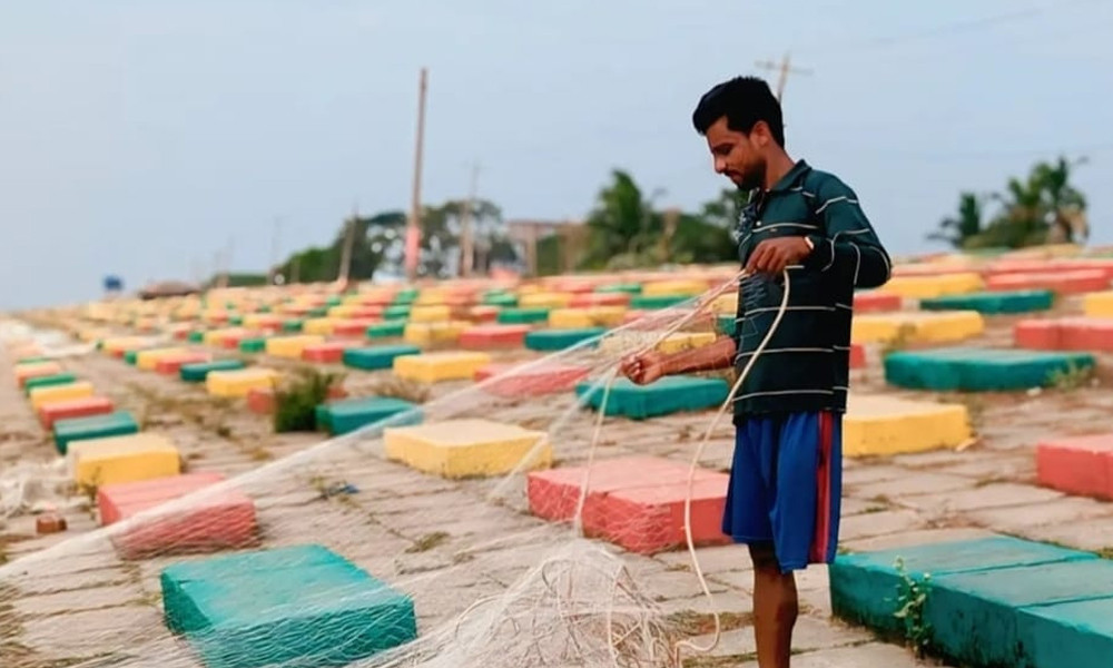 পা হারিয়েও থেমে নেই কুয়াকাটার ছোরাফ, জীবিকার তাগিদে সমুদ্রই ভরসা