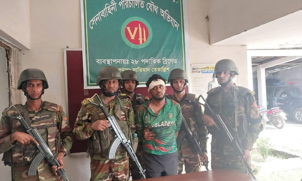 বরিশালে ছিনতাইয়ের সময় অস্ত্রসহ যুবক আটক