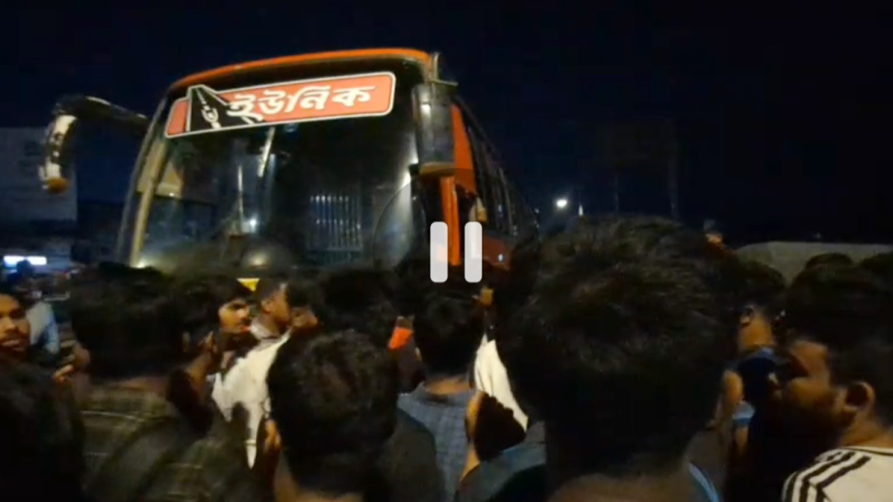 শিক্ষককে হেনস্তা করায় বাস আটকে ক্যাম্পাসে নিয়ে এলো পবিপ্রবির ছাত্ররা