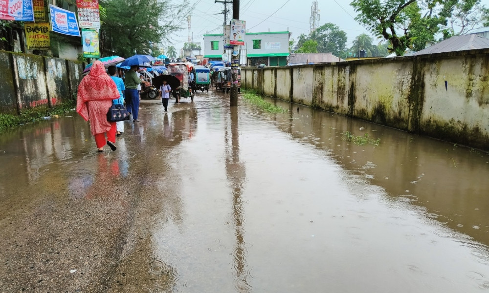 বেতাগীর টাউনব্রিজ এলাকায় সামান্য বৃষ্টিতেই জলাবদ্ধতা, ভোগান্তিতে স্থানীয়রা