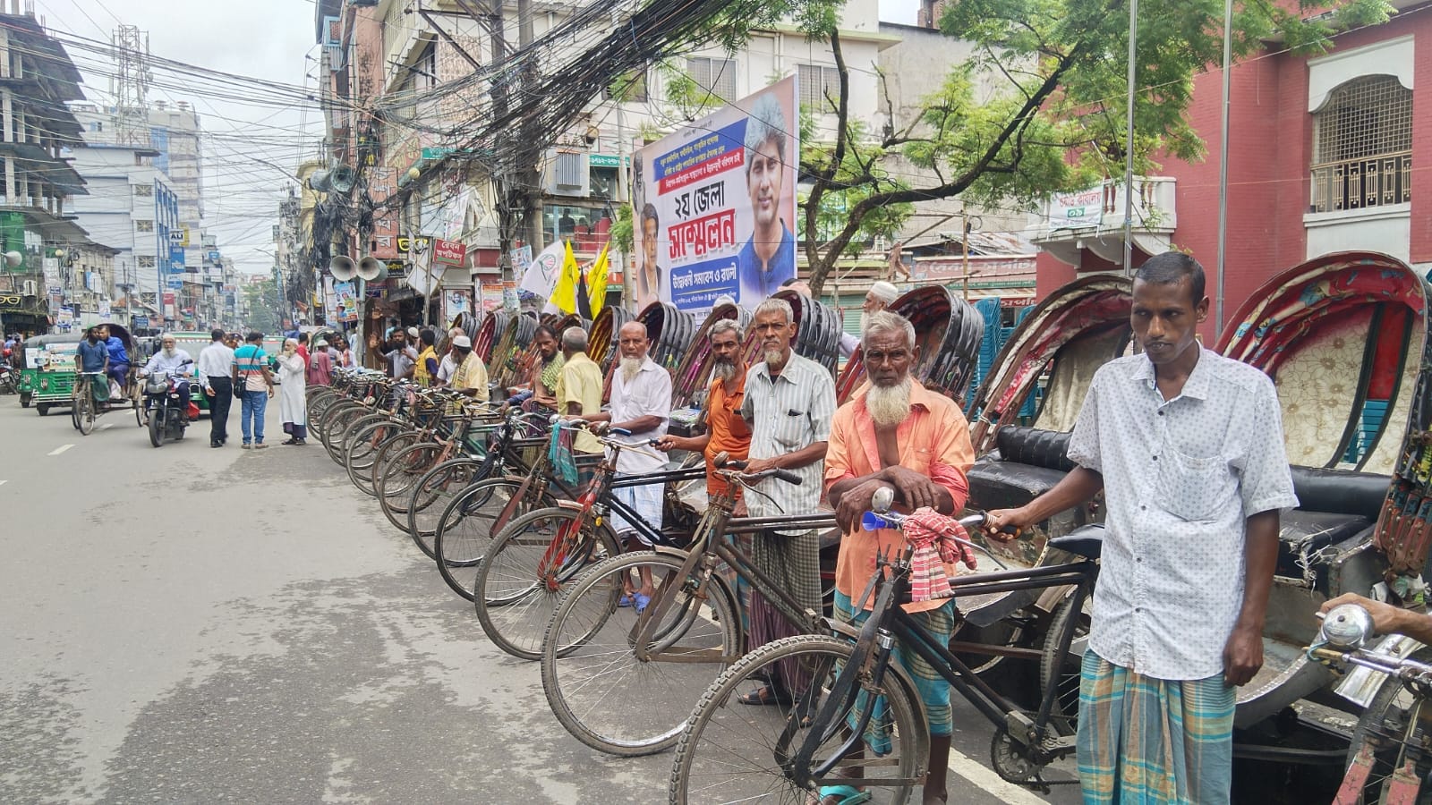 বরিশালে ব্যাটারি চালিত রিকশা বন্ধের দাবিতে বিক্ষোভ মানববন্ধন