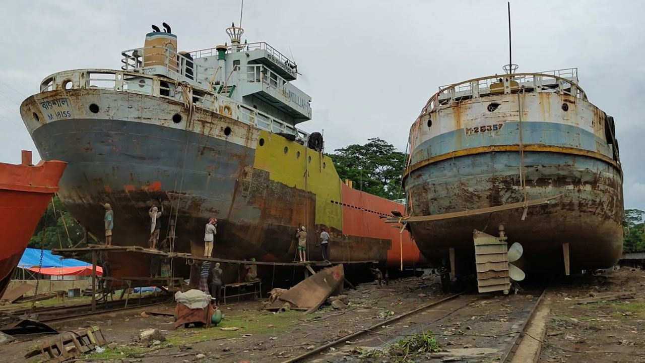 পিরোজপুরে সংকটে ডকইয়ার্ড শিল্প, কর্মহীন আড়াই হাজার শ্রমিক