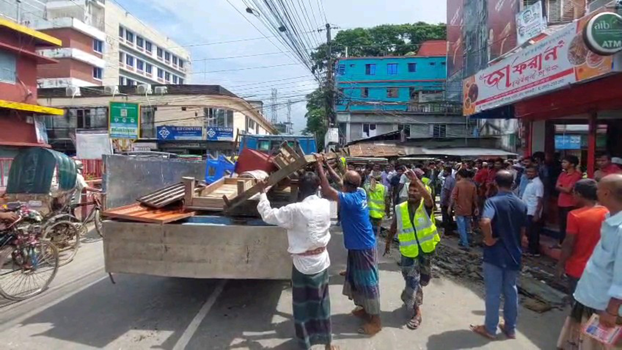 ঝালকাঠি শহরে অবৈধ স্থাপনা উচ্ছেদে অভিযান শুরু