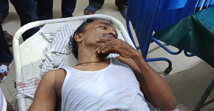 পিরোজপুরে স্কুল থেকে ফেরার পথে প্রধান শিক্ষকের দুই পা ভেঙে দিলো দুর্বৃত্তরা