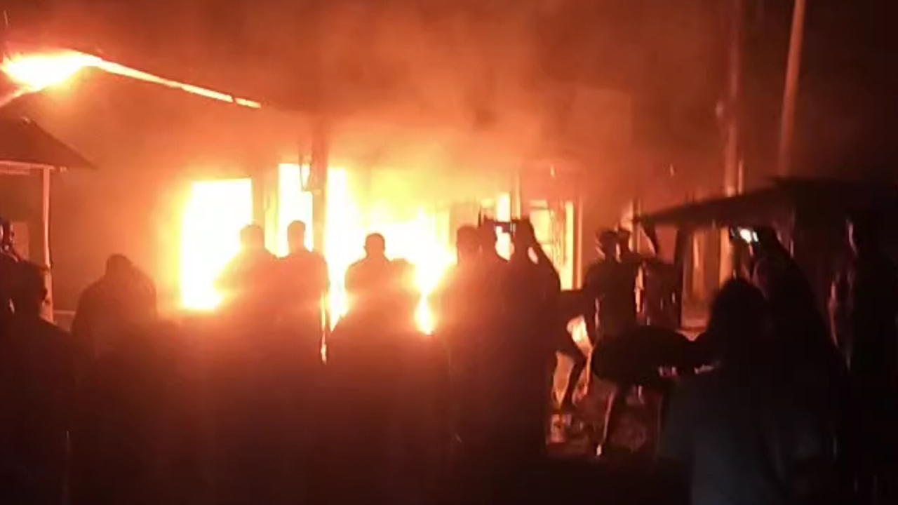 বাউফলের কালাইয়া বাণিজ্যিক বন্দরে আগুন