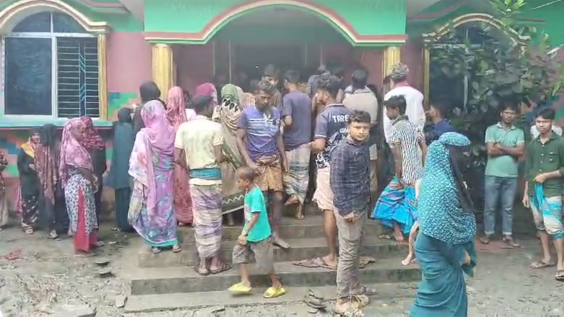 ভোলায় চুরি করতে গিয়ে বৃদ্ধাকে কুপিয়ে হত্যা