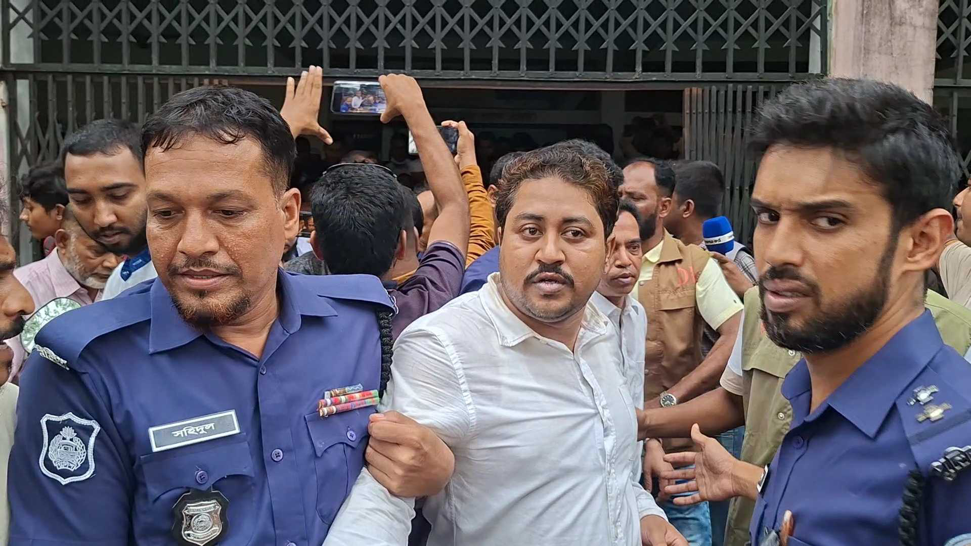 বিএনপির অফিস ভাঙচুর মামলায় আওয়ামীপন্থী ১২ আইনজীবী কারাগারে