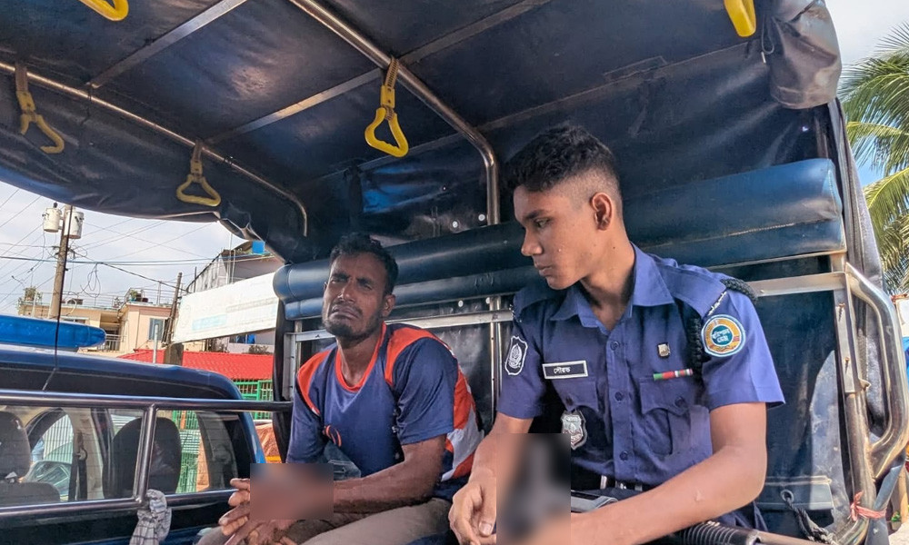 কুয়াকাটা সৈকতে নারী পর্যটকদের গোসলের ভিডিও ধারণ, ধরা রুবেল