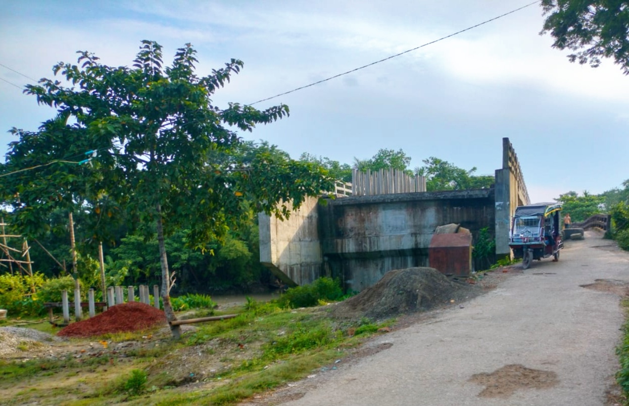 পটুয়াখালীতে এলজিইডির শতকোটি টাকার উন্নয়ন কাজ বন্ধ রেখে ঠিকাদার লাপাত্তা