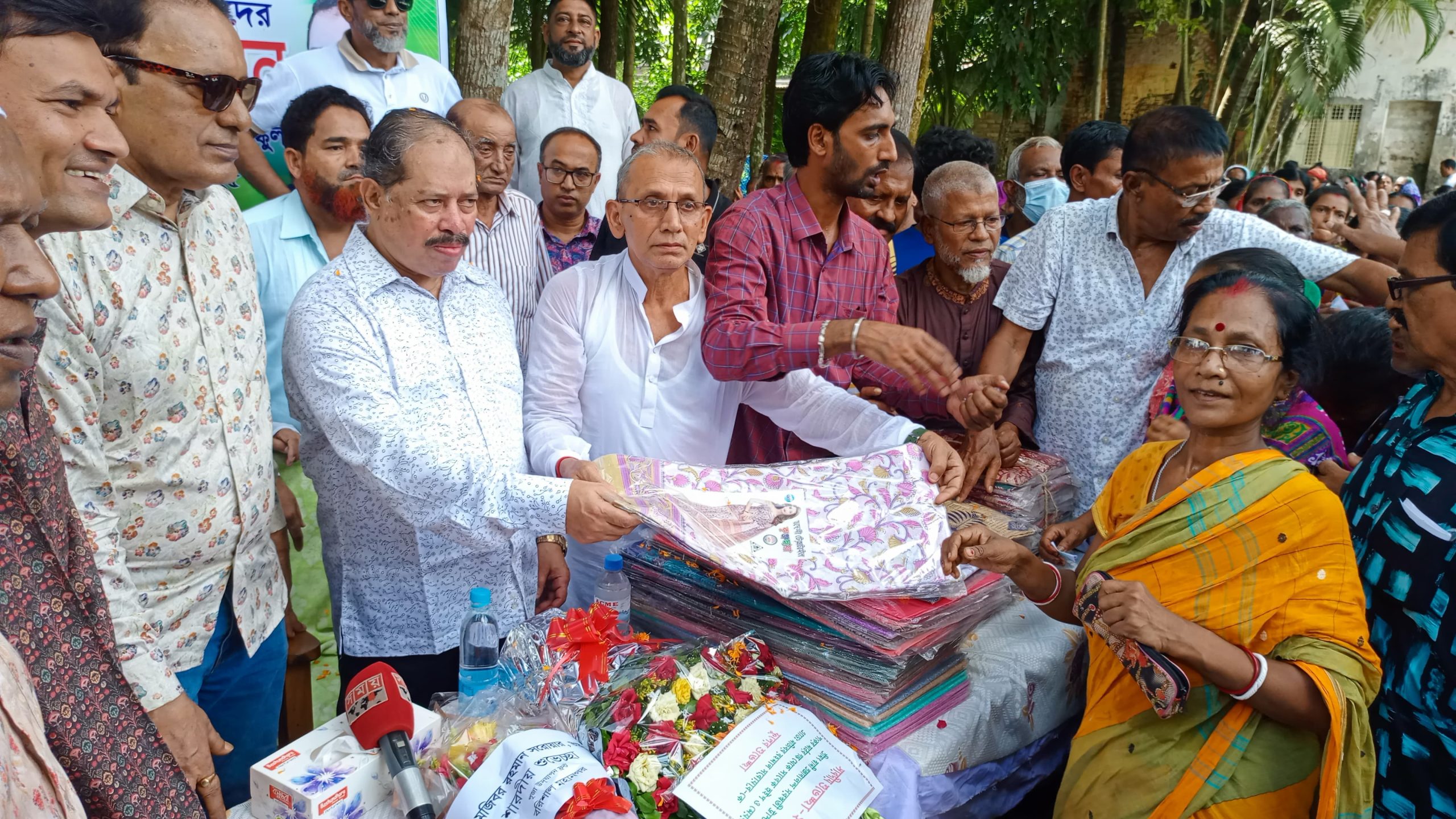 শারদীয় দুর্গাপূজা উপলক্ষে বরিশালে উপহার বিতরণ