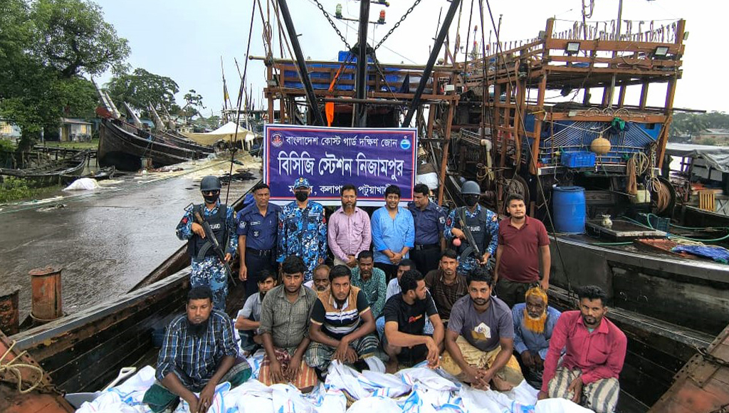 কলাপাড়ায় ২ ট্রলিং বোট ও বেহুন্দী জালসহ ১২ জেলে আটক