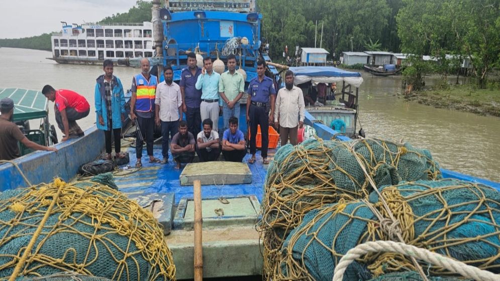 রাঙ্গাবালীতে অবৈধ ট্রলিং বোট জব্দ, তিন জেলে গ্রেফতার