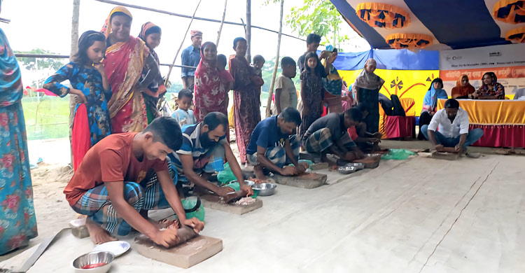 স্ত্রীদের সামনে পেঁয়াজ-মরিচ বাটলেন স্বামীরা