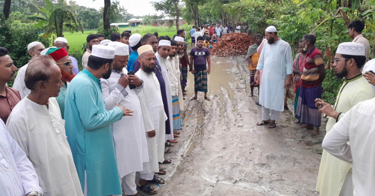 দীর্ঘদিনের অবহেলিত রাস্তা মেরামত করলেন জামায়াত নেতা