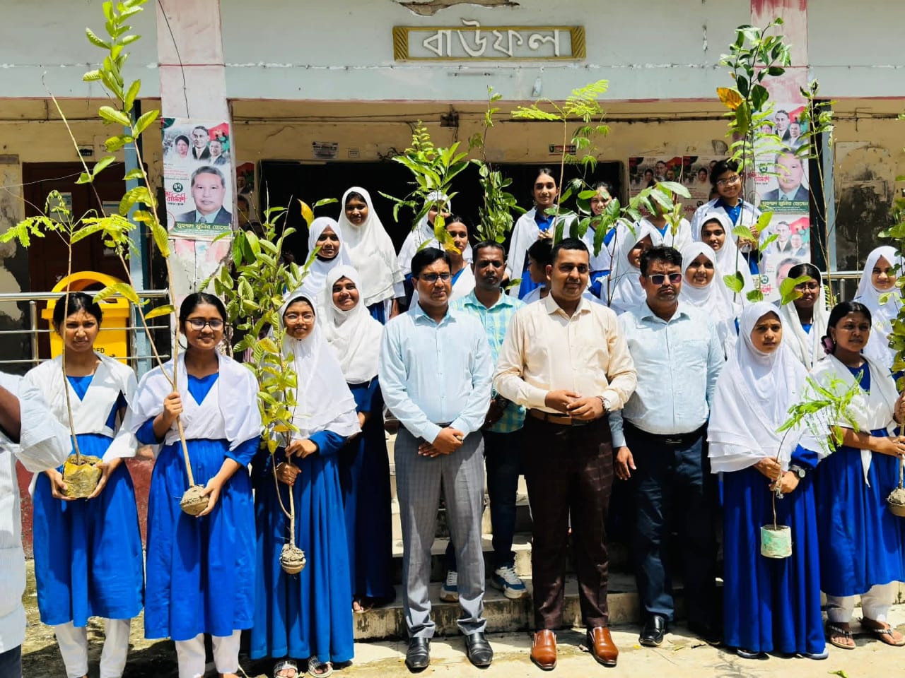 পটুয়াখালীতে শিক্ষার্থীদের মধ্যে চারা বিতরণ