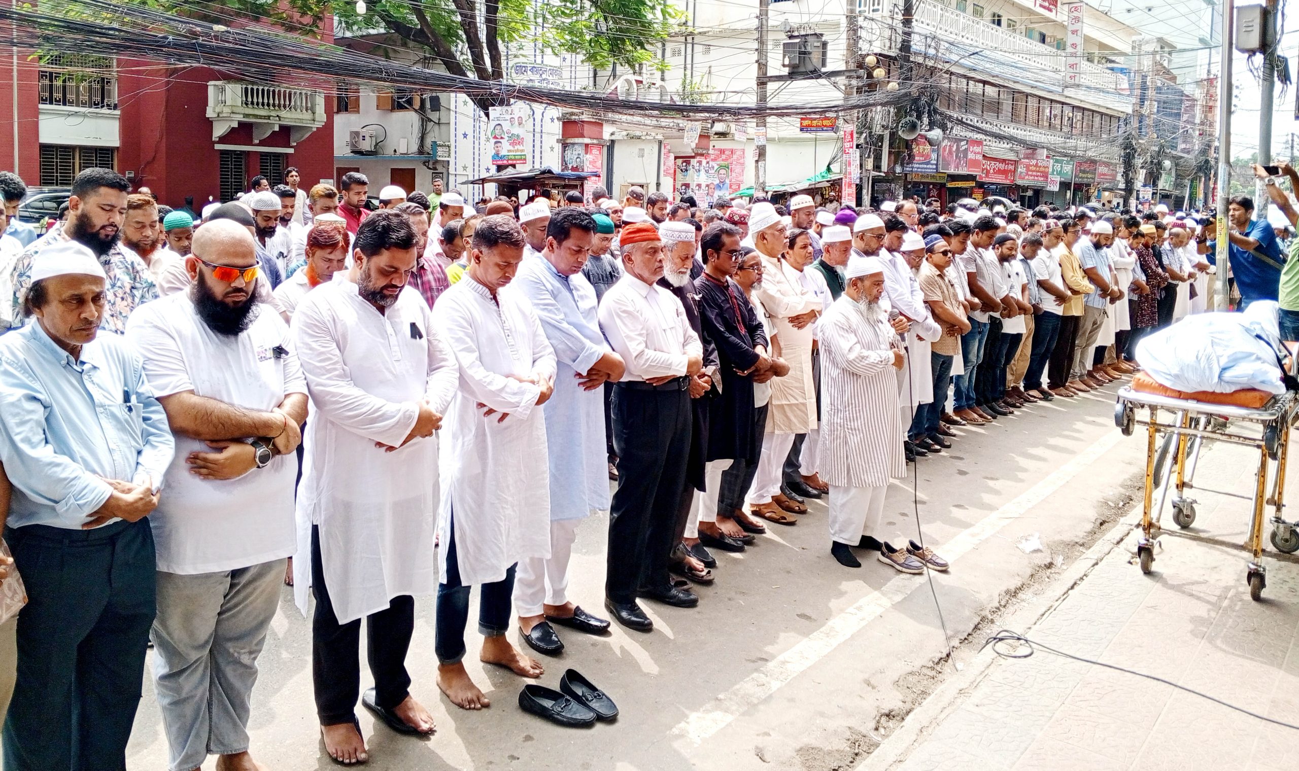 চোখের জলে সাংবাদিক আরিফিন তুষারকে শেষ বিদায়, শোকে স্তব্দ বরিশাল মিডিয়াঙ্গন