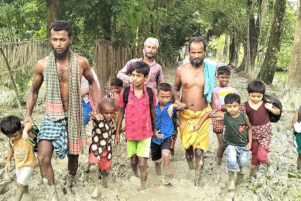 কলাপাড়ায় হাঁটু সমান কাদা মাড়িয়েই স্কুলে যায় শিক্ষার্থীরা!