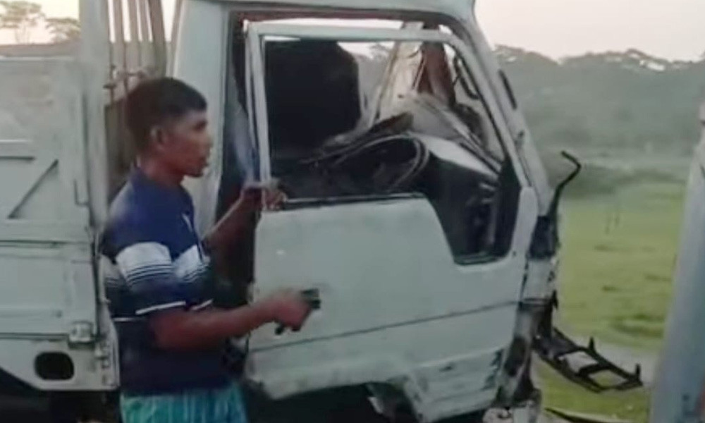 পিকআপের ধাক্কায় ভেঙে গেলো বেকুটিয়া সেতুর রেলিং