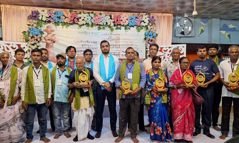 বরিশালে ১২ মৃৎশিল্পীকে সম্মাননা