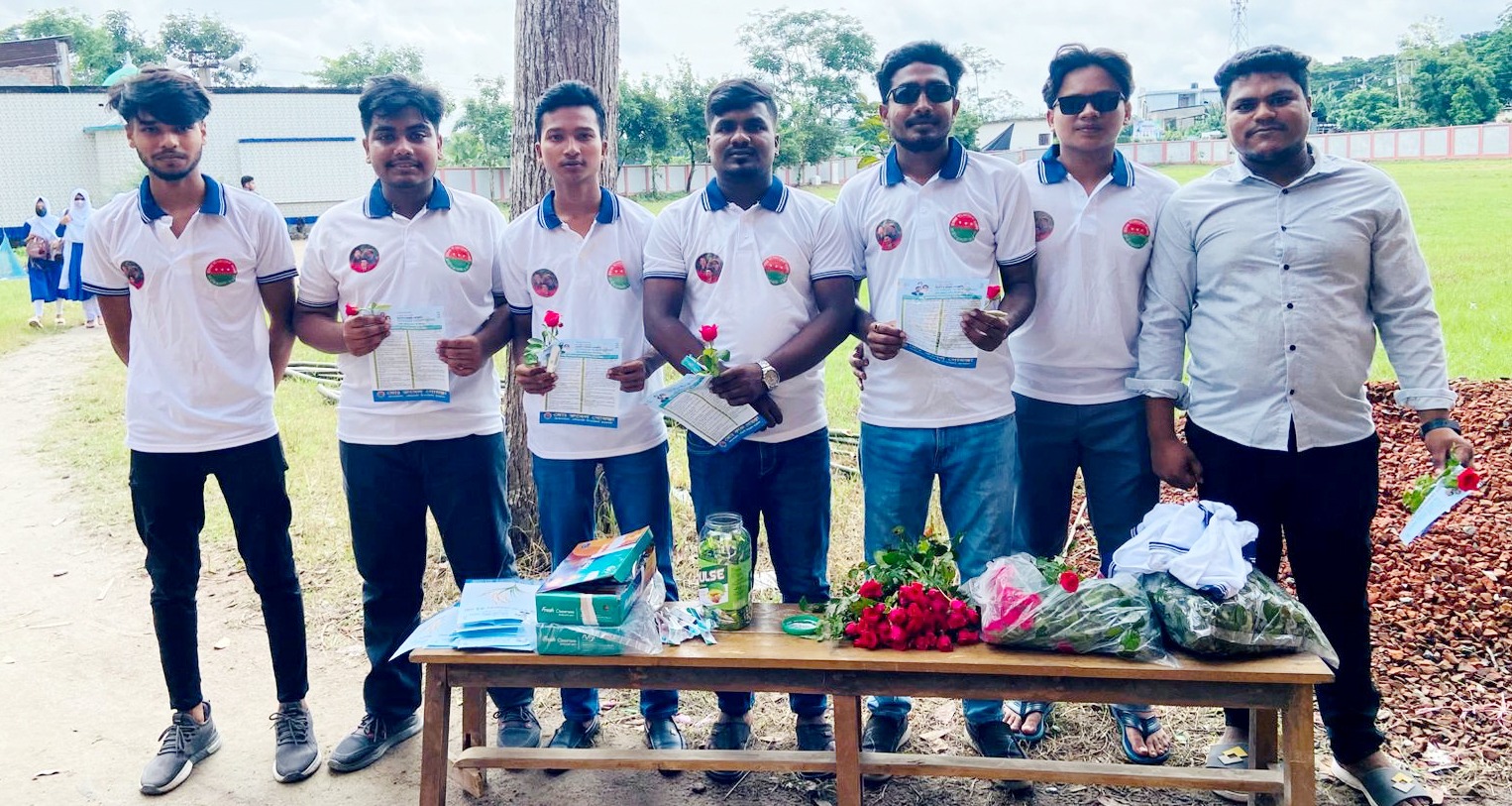 গোলাপ দিয়ে নবীন শিক্ষার্থীদের বরন করে নিলো ছাত্রদল