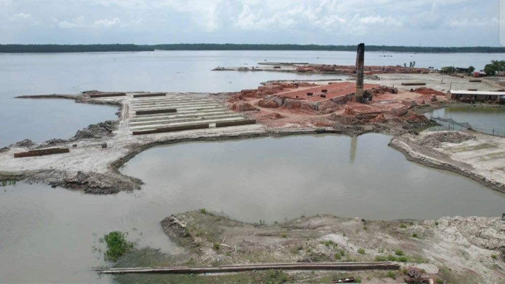 বিষখালী নদীর তীরের মাটি যাচ্ছে ইটভাটায়, হুমকির মুখে বেড়িবাঁধ