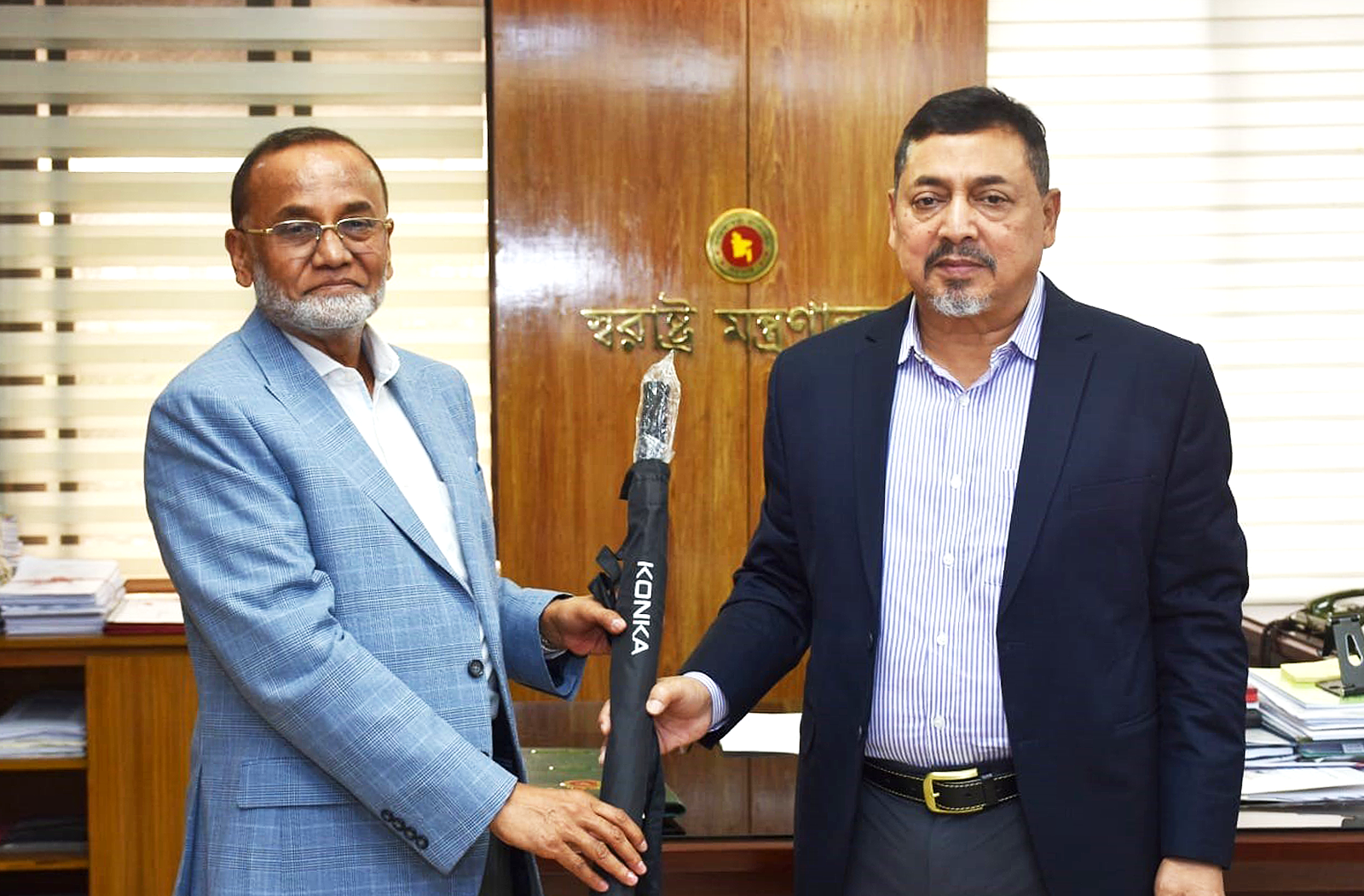 বাংলাদেশ পুলিশের কল্যাণে ইলেক্ট্রো মার্ট গ্রুপের কনকা ও গ্রী লোগো সম্বলিত ছাতা উপহার