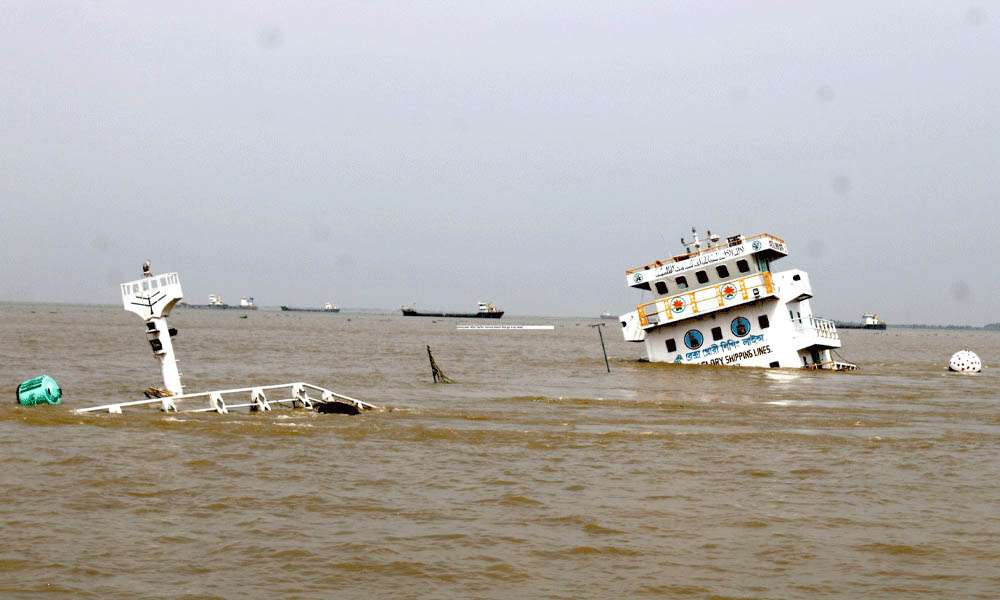 মেঘনায় সিরামিক পণ্যবাহী জাহাজডুবি, ১৩ নাবিক উদ্ধার