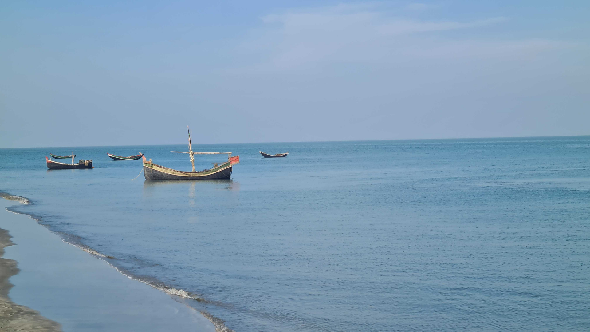 বঙ্গোপসাগরে ট্রলারডুবি, ১৮ জেলে জীবিত উদ্ধার