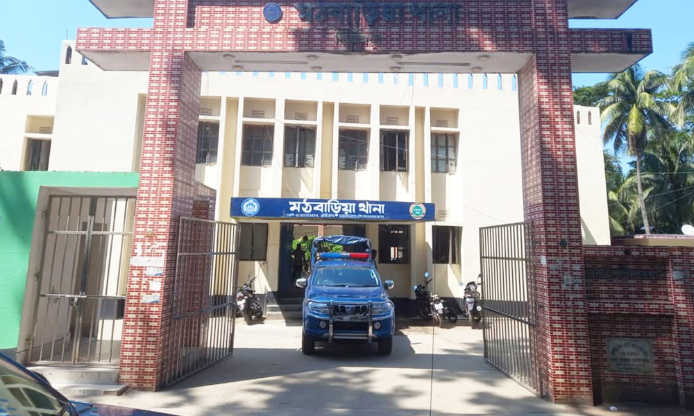 মঠবাড়িয়ায় ঘরের মেঝেতে পড়ে ছিল গৃহবধূর লাশ, স্বামী আটক