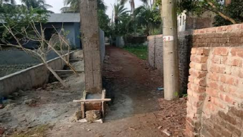 কলাপাড়ায় সড়ক দখল করে সীমানা প্রাচীর নির্মাণ