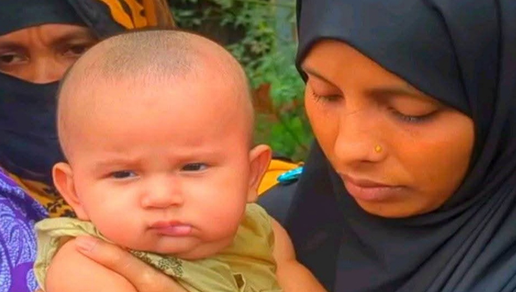 বাবার হত্যাকারীদের বিচার দাবিতে মানববন্ধনে মায়ের সাথে ছোট শিশু!