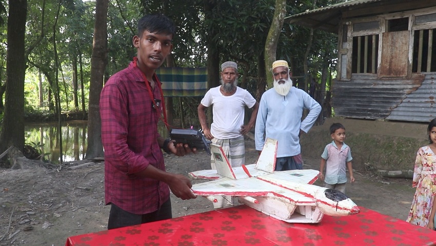 ‘যুদ্ধবিমান’ বানালেন নবম শ্রেণির ছাত্র সওকত