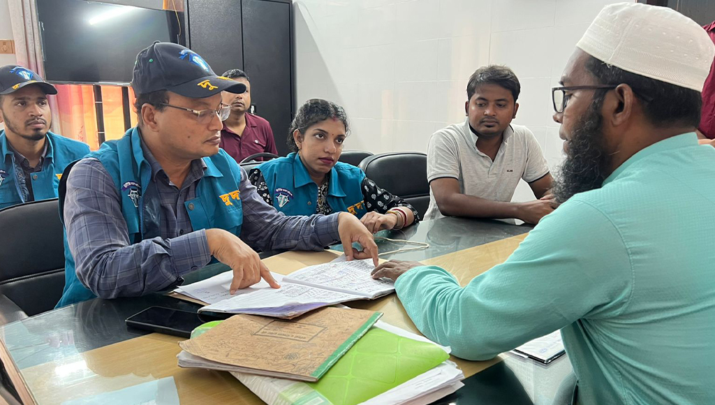বাউফলে মালি কর্তৃক রোগীদের চিকিৎসা দেওয়ার অভিযোগ