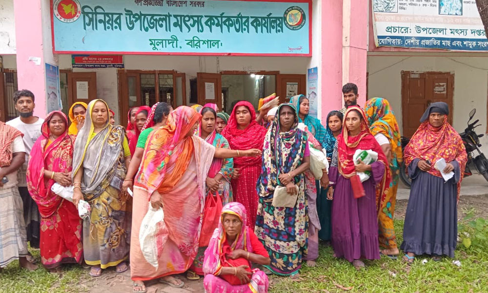 চালের অপেক্ষায় নদীর তীরে মান্তা সম্প্রদায়