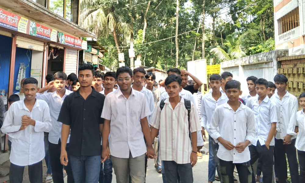 পটুয়াখালীতে শিক্ষার্থীকে ধর্ষণচেষ্টার অভিযোগে বিক্ষোভ, অভিযুক্তের প্রতিষ্ঠানে তালা