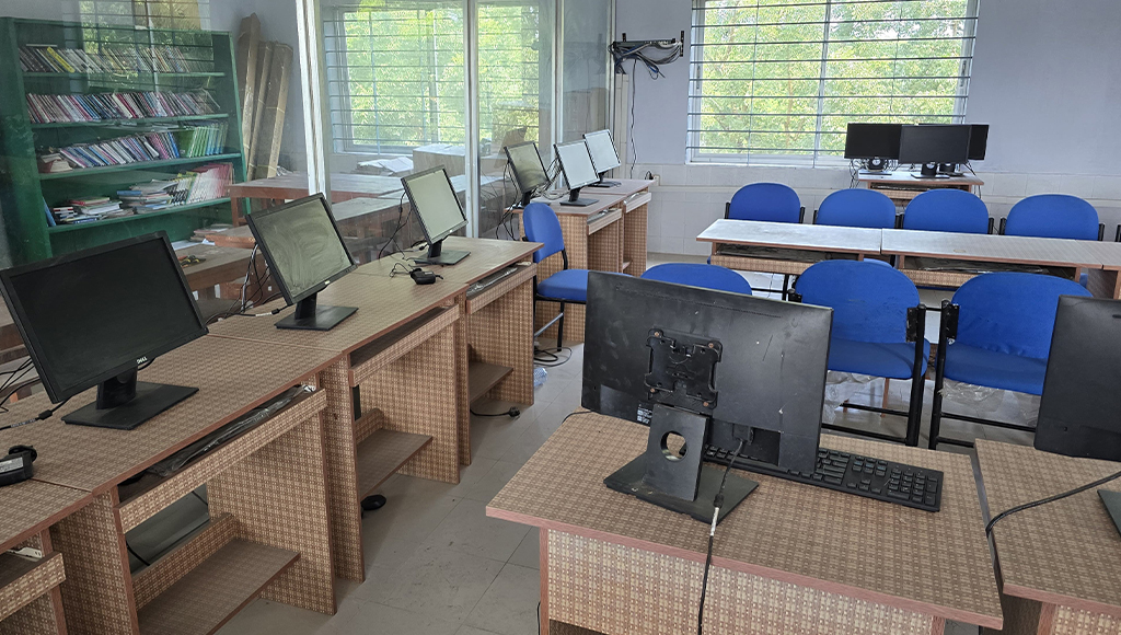 দুমকিতে শিক্ষা প্রতিষ্ঠানে অচল হয়ে পড়েছে ব্যবহারিক শিক্ষা