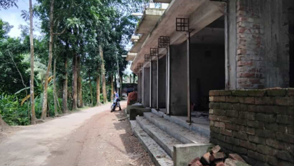 বাউফলে সরকারি গোডাউনের জায়গা দখল করে আ’লীগ নেতার দোকানঘর নির্মাণ