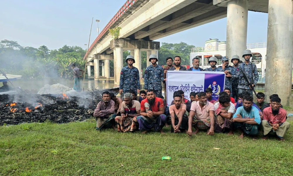 ভোলায় নিষেধাজ্ঞা ভেঙে মাছ শিকারের দায়ে ২৪ জেলে আটক