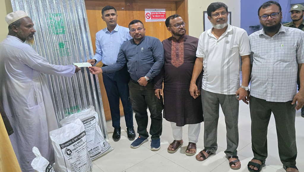 কলাপাড়ায় অগ্নিকান্ডে ক্ষতিগ্রস্ত ব্যবসায়ীদের টিন ও নগদ টাকা প্রদান