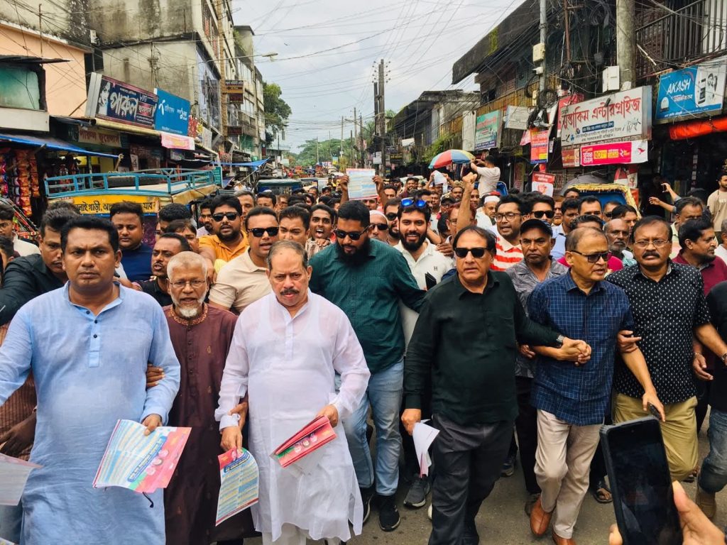 বরিশালে সরোয়ারের নেতৃত্বে বিএনপির ৩১ দফা লিফলেট বিতরণ