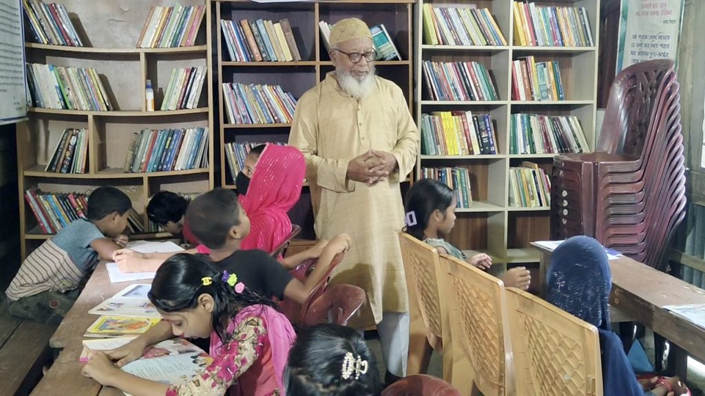 ছেলের স্মৃতি বাঁচিয়ে রাখতে পাঠাগারে সময় কাটান শিক্ষক মুজিবুর রহমান