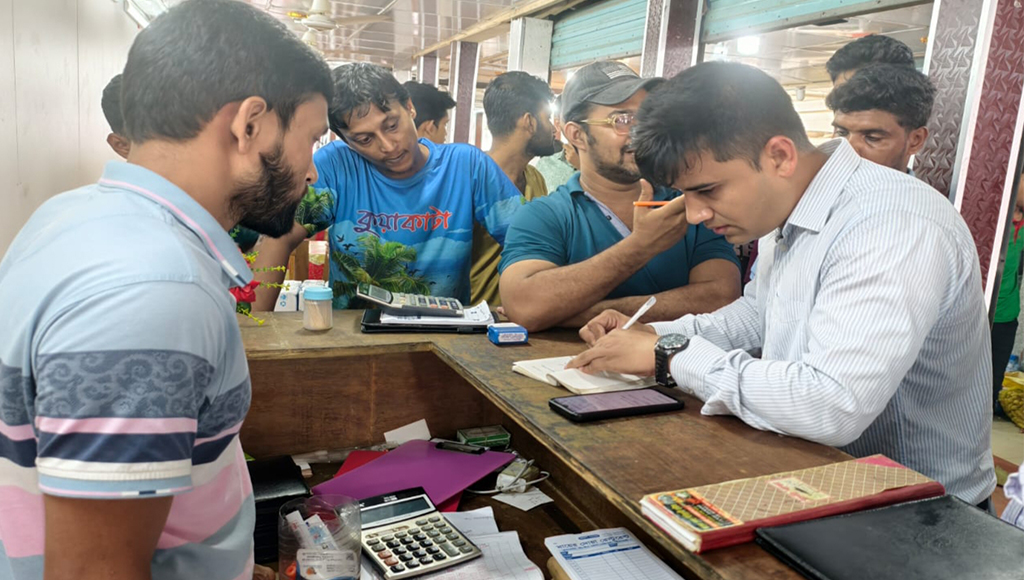 কুয়াকাটায় অস্বাস্থ্যকর পরিবেশে খাবার সরবরাহের অভিযোগে ৪ হোটেলকে জরিমানা