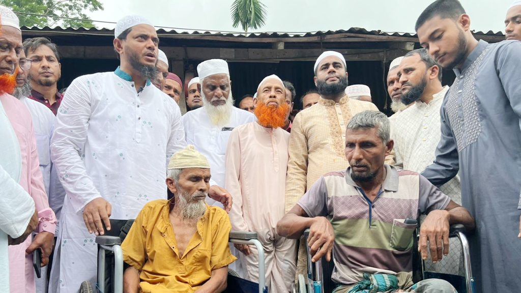 বাউফলে দুস্থদের অটোরিকশা-হুইলচেয়ার উপহার দিলো জামায়াত