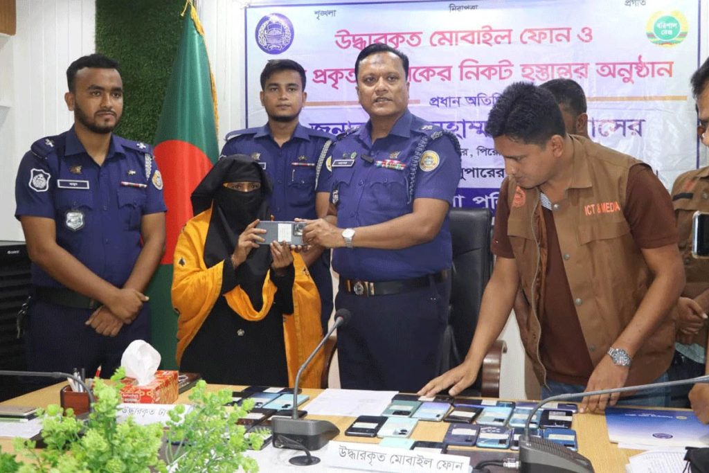 পিরোজপুরে চুরি হওয়া ২৯ মোবাইল ফোন উদ্ধার করল পুলিশ