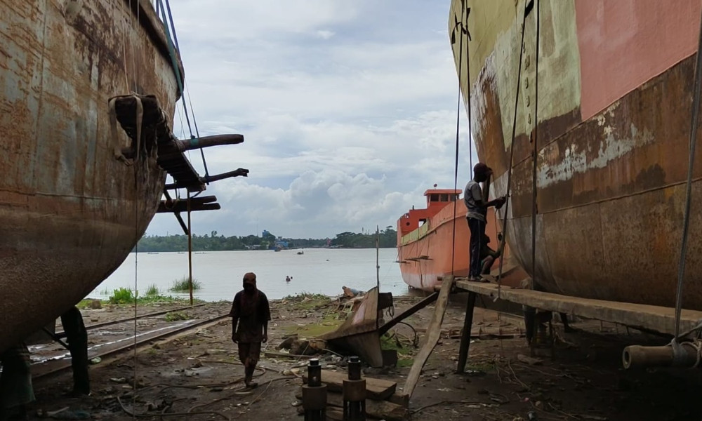 নেছারাবাদে সংকটে নৌযান শিল্প, কর্মহীন হাজারো শ্রমিক