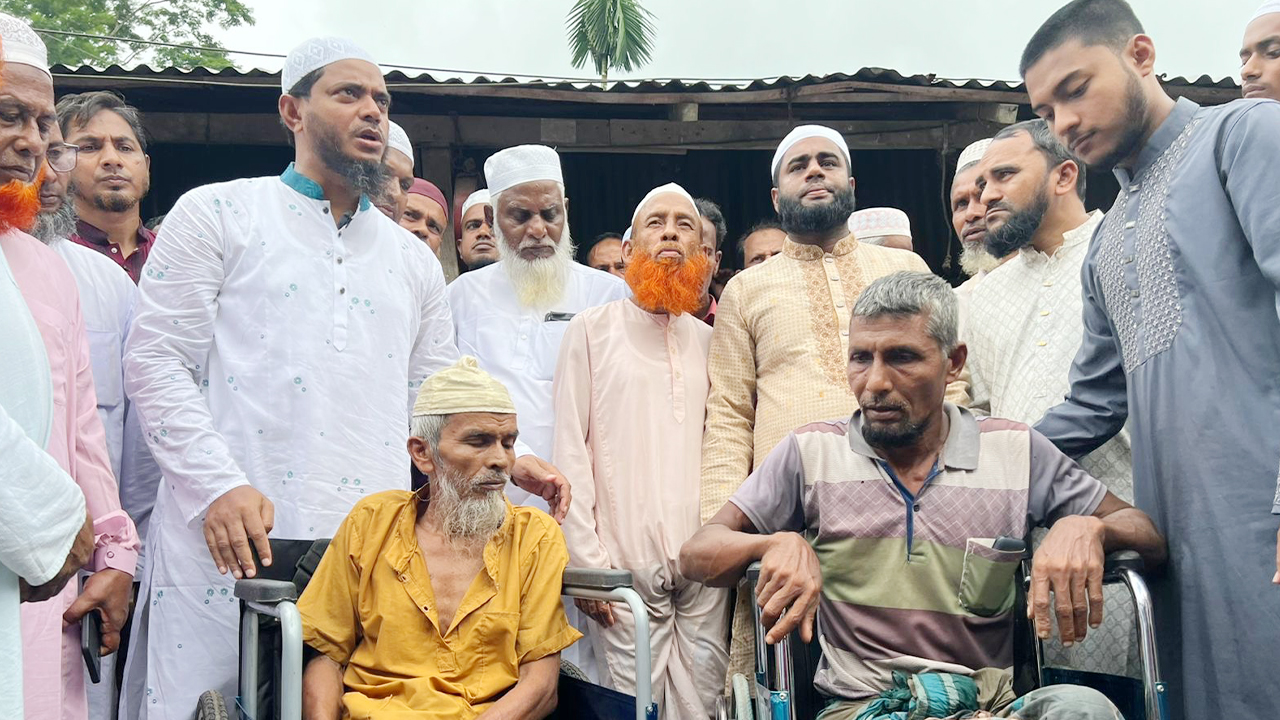 বাউফলে দুস্থদের অটোরিকশা-হুইলচেয়ার উপহার দিলো জামায়াত