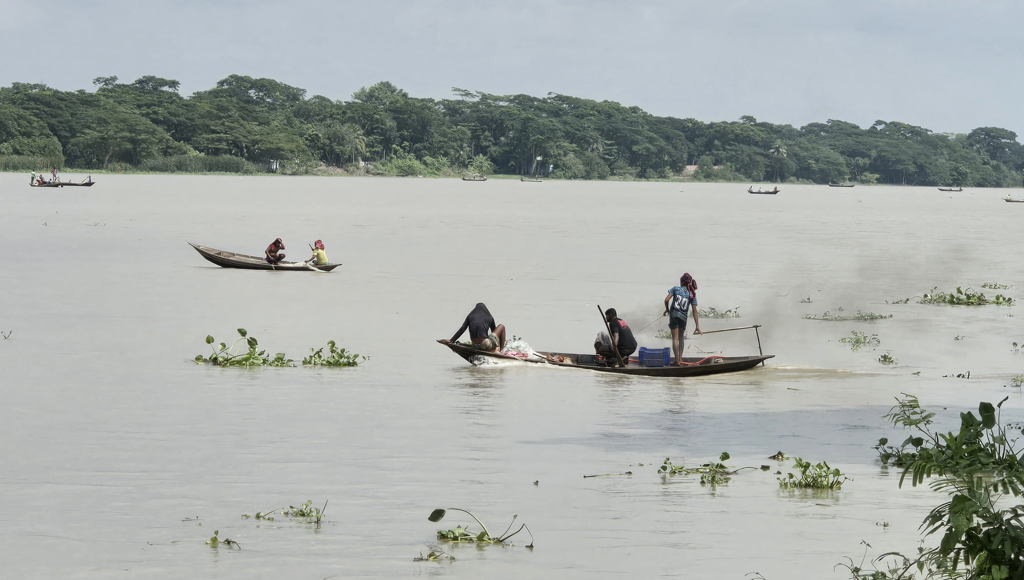 অভিযানেও থামছেন না দুমকির জেলেরা