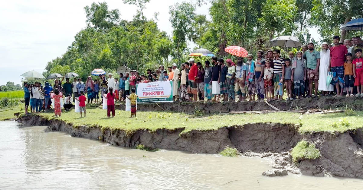 পাথরঘাটায় ত্রাণ নয়, টেকসই বেড়িবাঁধ চায় এলাকাবাসী