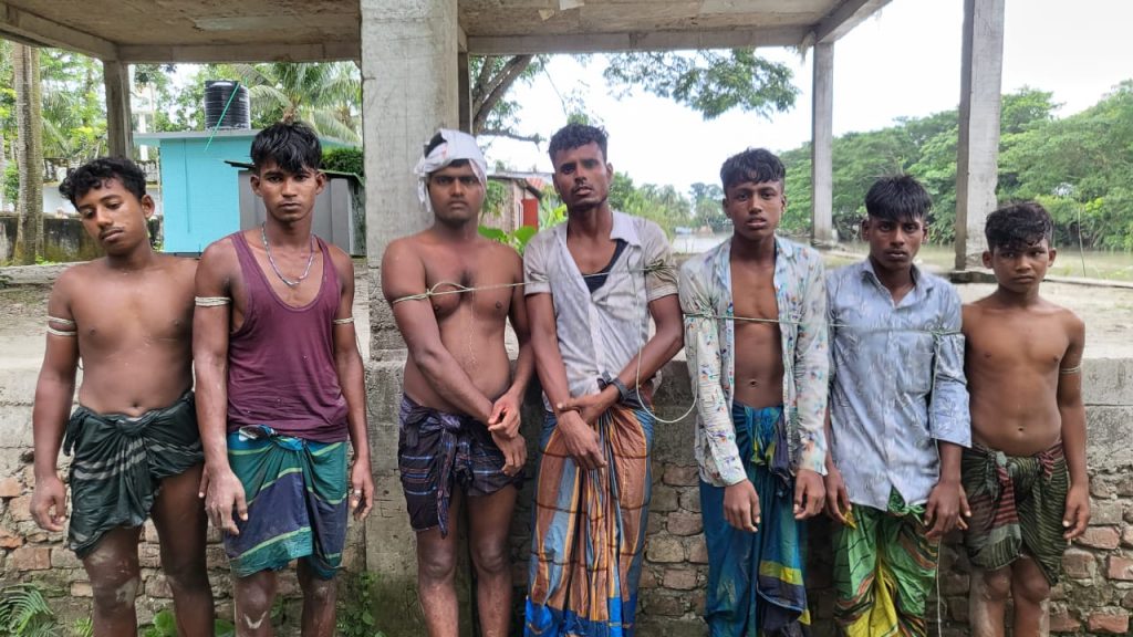 হিজলায় মা ইলিশ রক্ষার অভিযানিক দলের ওপর হামলা, আটক ৭